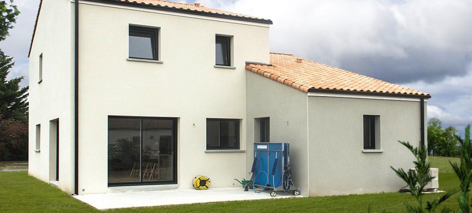 Une maison contemporaine à étage à Saint-Jean-de-Boiseau (44)  - Maison à étage à St Jean de Boiseau
