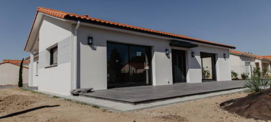 Une maison en cours de finition avec sa terrasse carrelée à Pornic (44) 