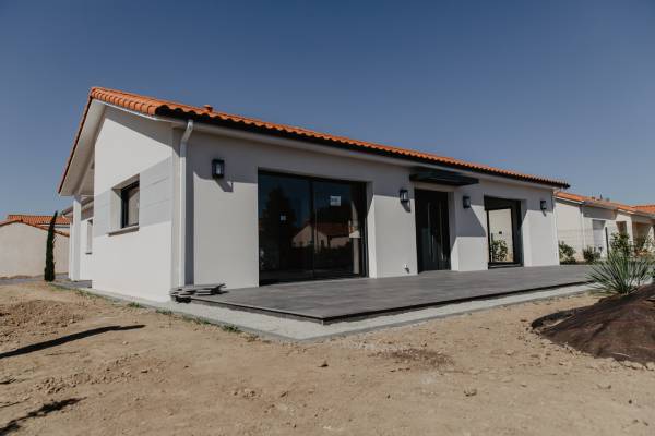 Maison PORNIC en cours de finition terrasse carrelée