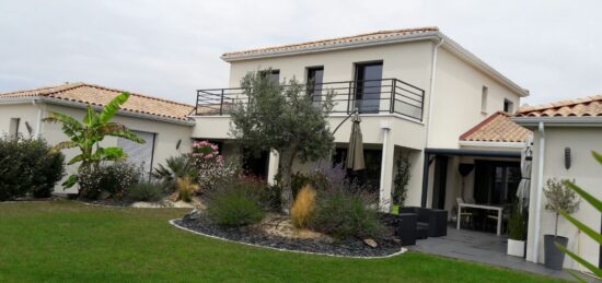 Grande maison avec piscine et une vue imprenable sur la mer à Pornic (44)